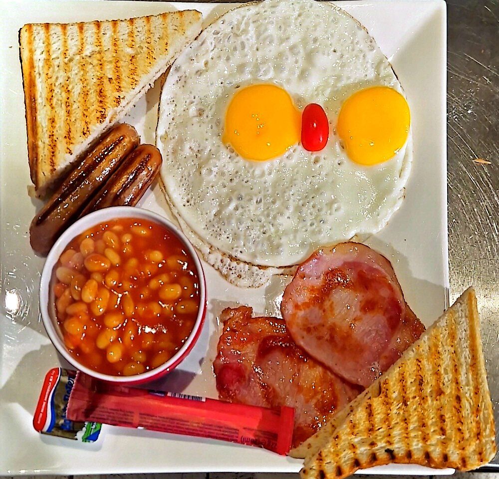 A hearty breakfast plate at Lunchroom Amarylles